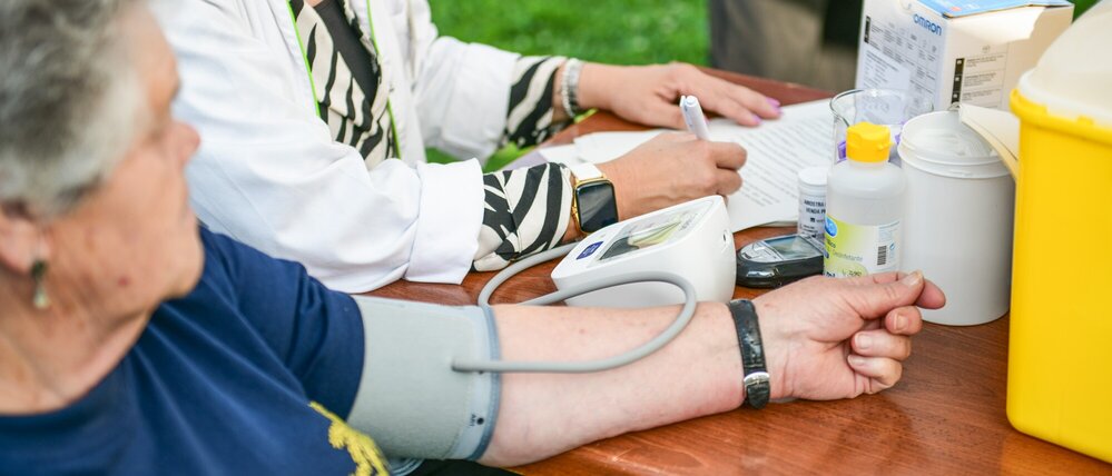 Imagem de mulher idosa a medir a tens&atilde;o arterial 