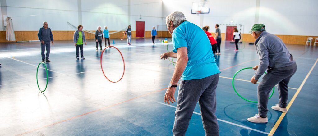 Imagem de idosos a participar numa aula do Viver Ativo