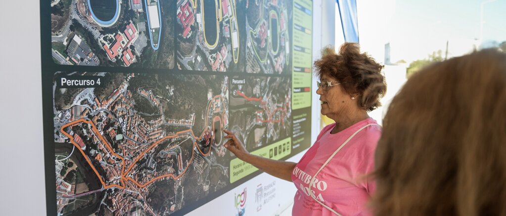 Imagem de mulher a consultar mapa do centro municipal de marcha e corrida