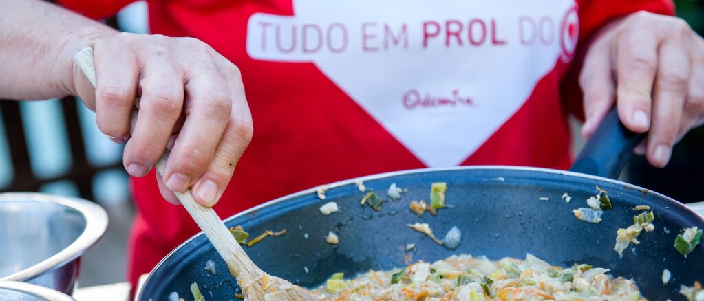 Imagem de uma pessoa a cozinhar