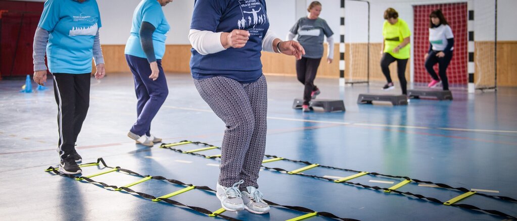 Imagem de idosos a praticar exerc&iacute;cio f&iacute;sico 