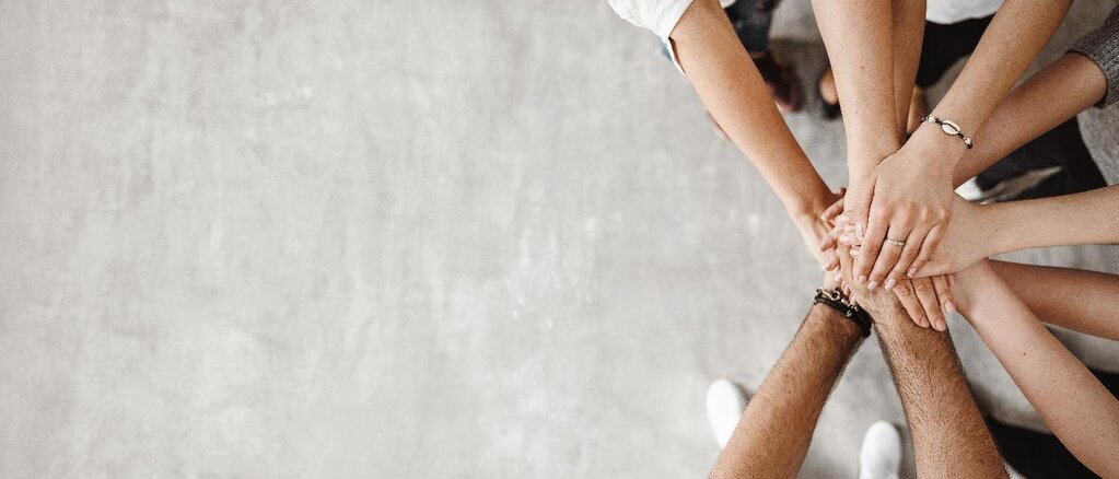 Fotografia ilustrativa, m&atilde;os a simbolizar uni&atilde;o