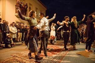 Foto de grupo de rancho folcl&oacute;rico a dan&ccedil;ar