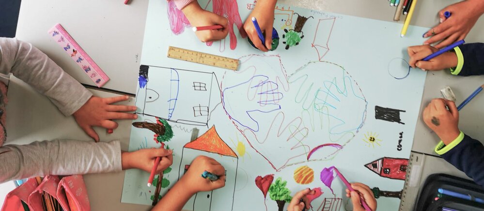 Fotografia de m&atilde;os de crian&ccedil;as a desenhar