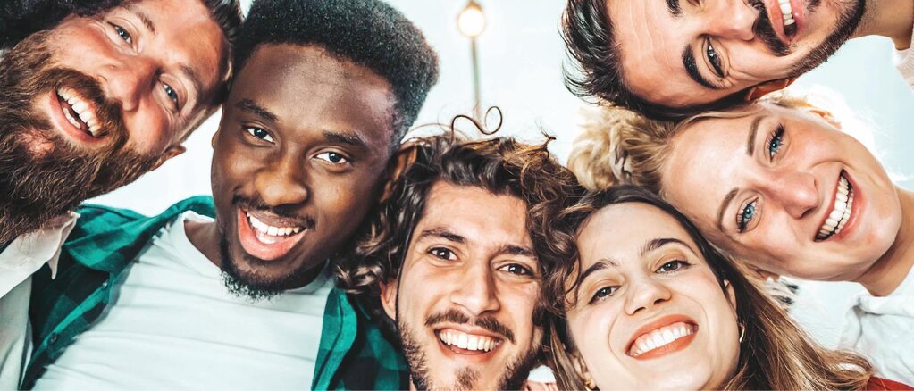 rostos de jovens sorridentes